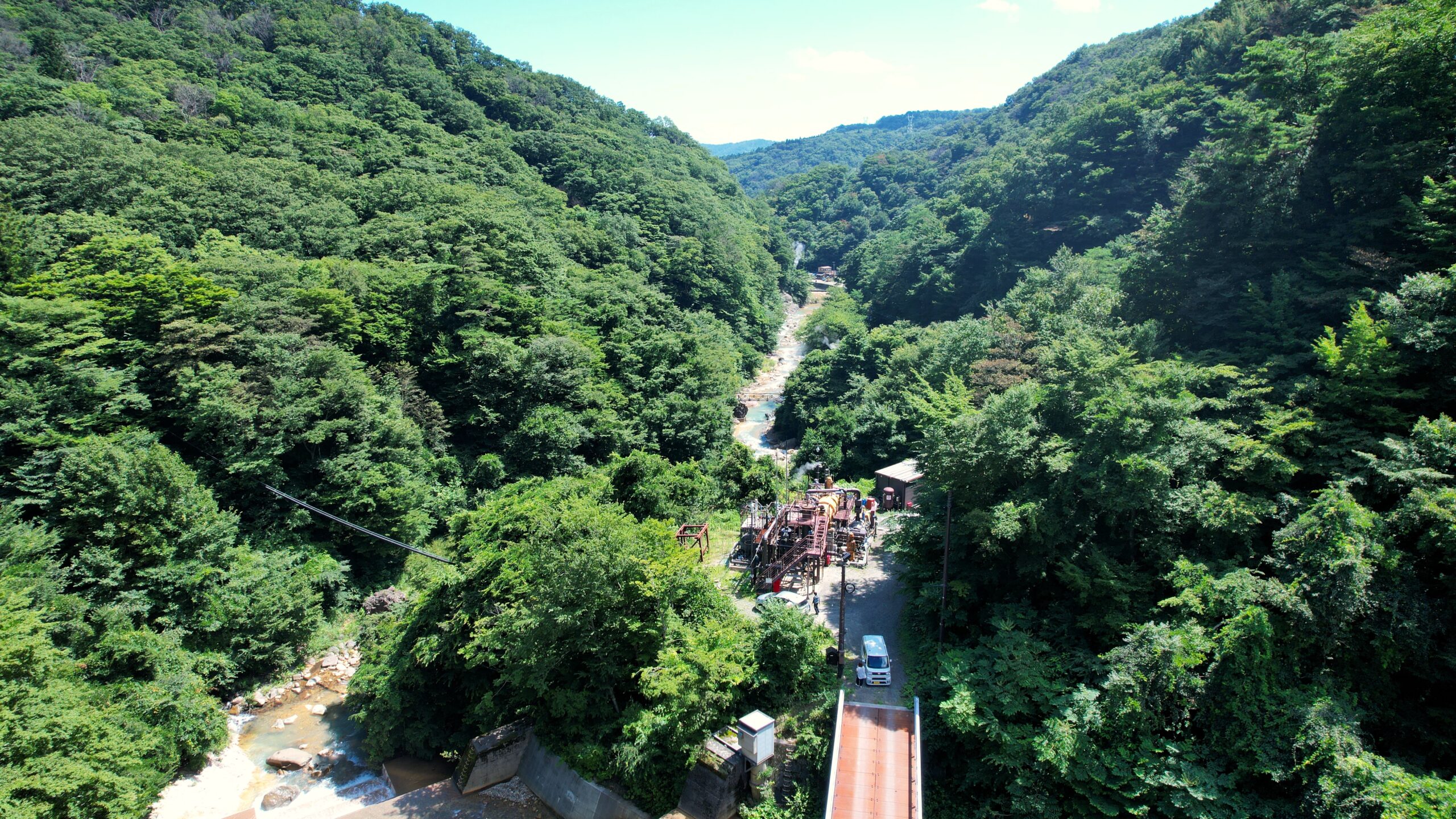 山間に佇む土湯温泉街