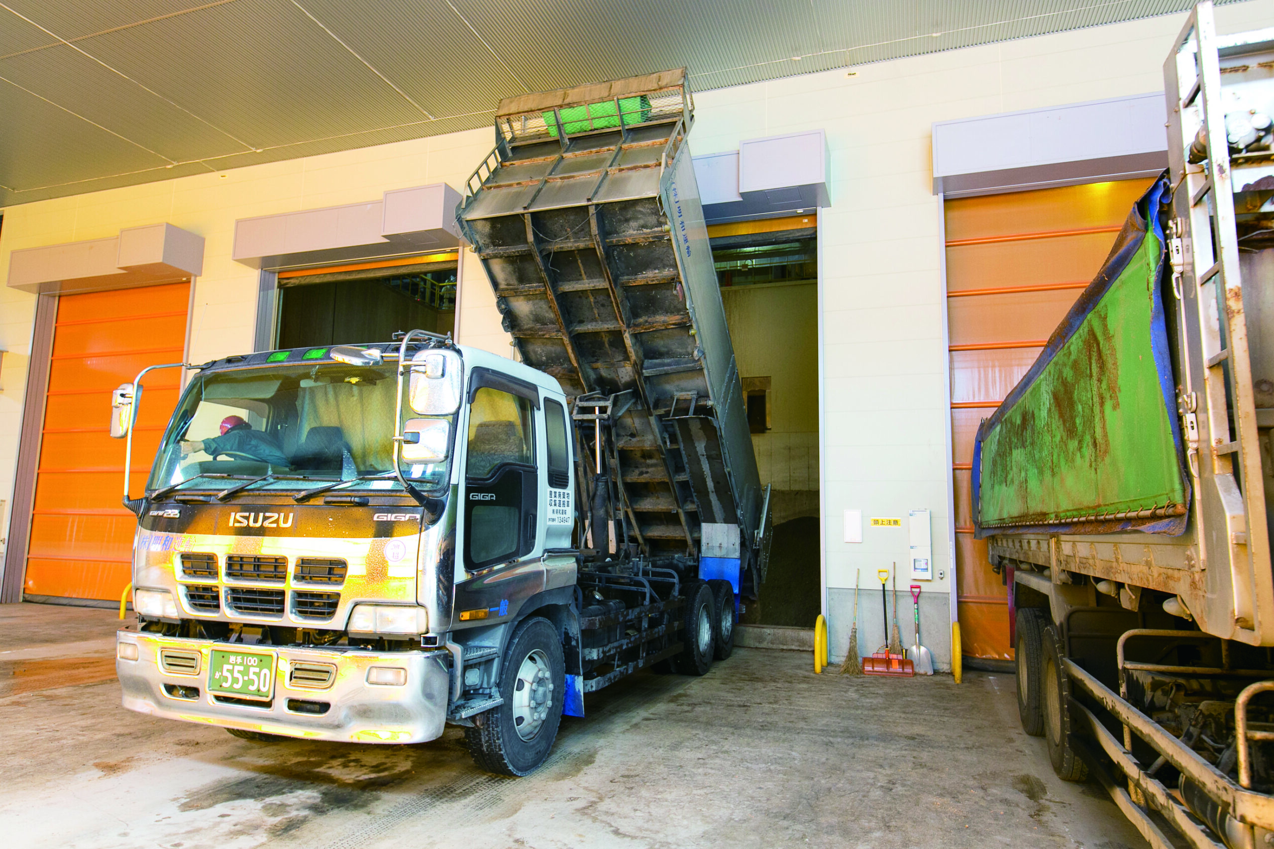 鶏ふんの回収作業